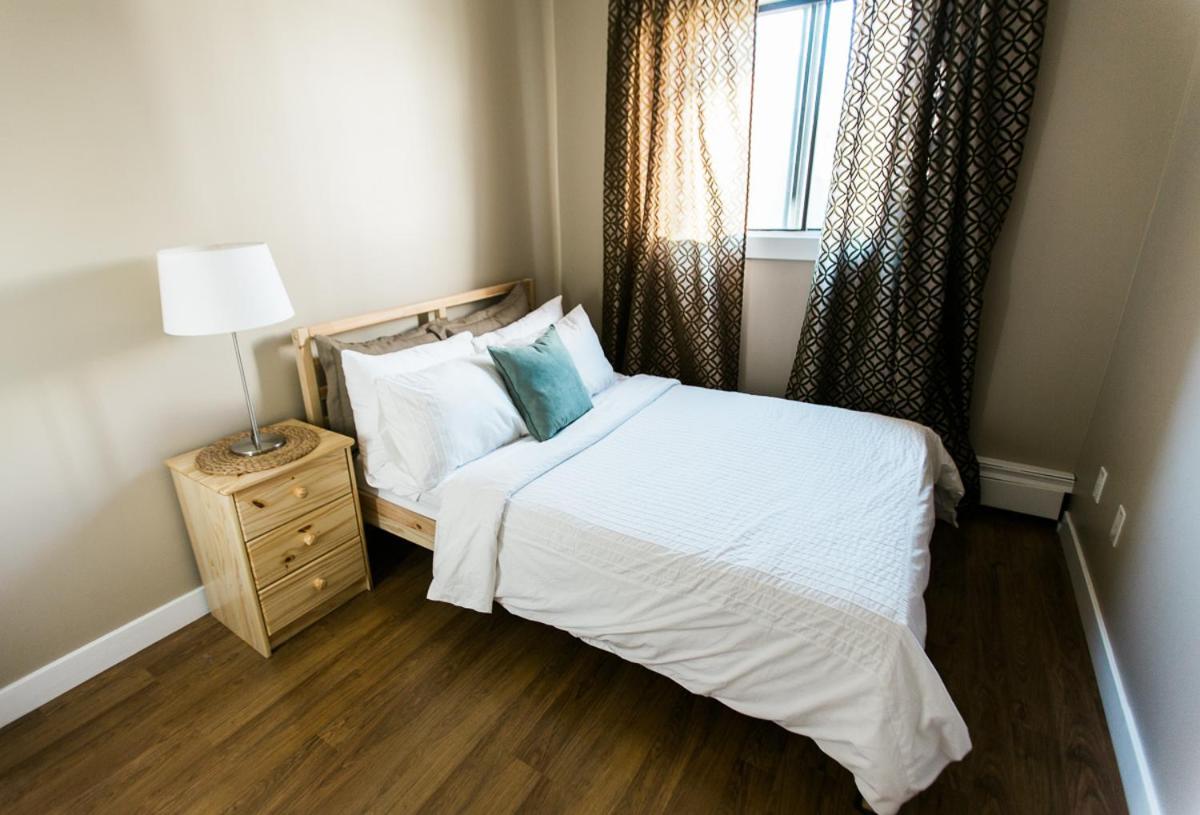 Cozy 2-Bedroom Condo Near Downtown, With Laundry, Parking, Balcony Calgary Ngoại thất bức ảnh